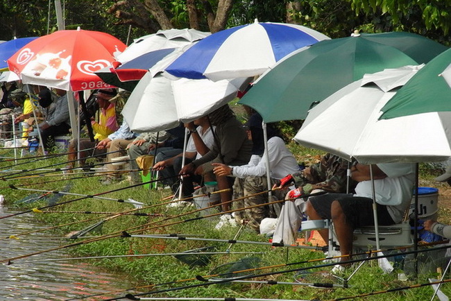 ด้านชิงหลิวเจอแสงแดดแรงมาก จนต้องเอียงร่มมาบังเลยทีเดียว