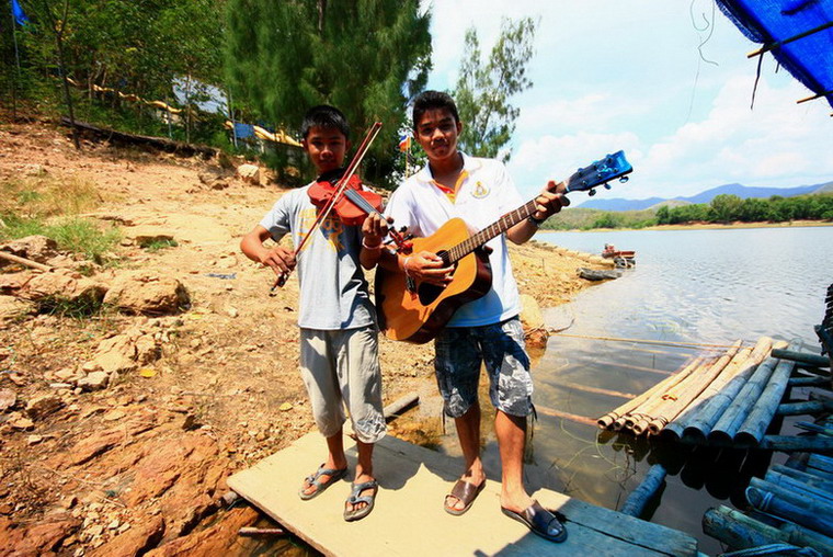 น้องๆกลุ่มนี้ มาบรรเลงดนตรีให้ฟังสด ๆ ฝีมือใช้ได้เลย   :cheer: :cheer: :cheer: :cheer: