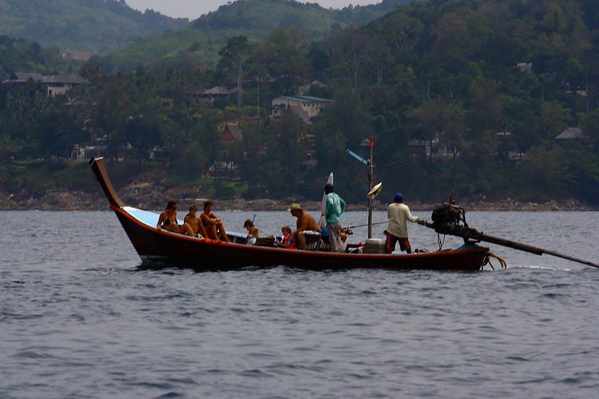  [b]ลำนี้นักท่องเที่ยวเช่าเหมาเรือชาวบ้านที่ทำมาหากินกับการท่องเที่ยวในช่วงไฮซีซั่น.. เหมามาตกปลาเล่