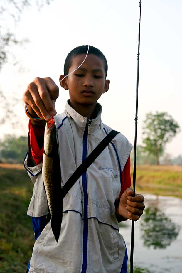 พอโดนปลากัดปั๊ป
ส่งสายซะหน่อย
สุดท้ายก็ขึ้นมาเป็นนายแบบให้
ตัวอ้วนปั้กเลย
แต่ปลดยากไปนิด
เนี้ยข