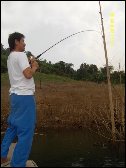 ปลายสายวิ่งอย่างเร็ว ไปมุดพันตอเข้าให้
งัดใหญ่เลยครับทีนี้ 




สุดท้ายหลุดไปอย่างน่าเสียดาย
