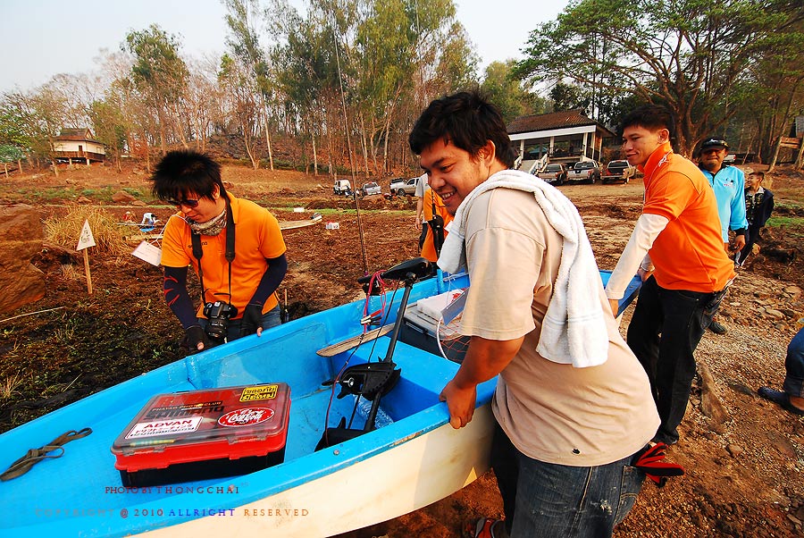 เจ้าถิ่นกำลังเอาเรือลงน้ำครับ ใจเย็นจริงๆยังไม่รู้ตัวอีก :grin: :grin: