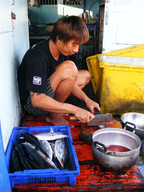 จุ่มโพ จัดการทำปลาดิบ และอาหารเช้า (คนตก ก็ตกไป คนแล่ปลา ก็แล่กันไป )