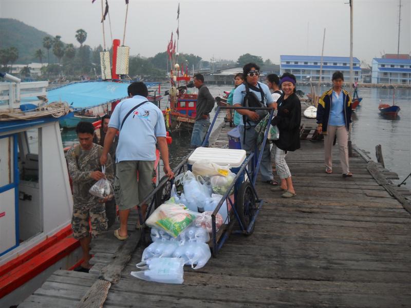 ขนของลงเรือเล็กเพื่อลงเรือใหญ่