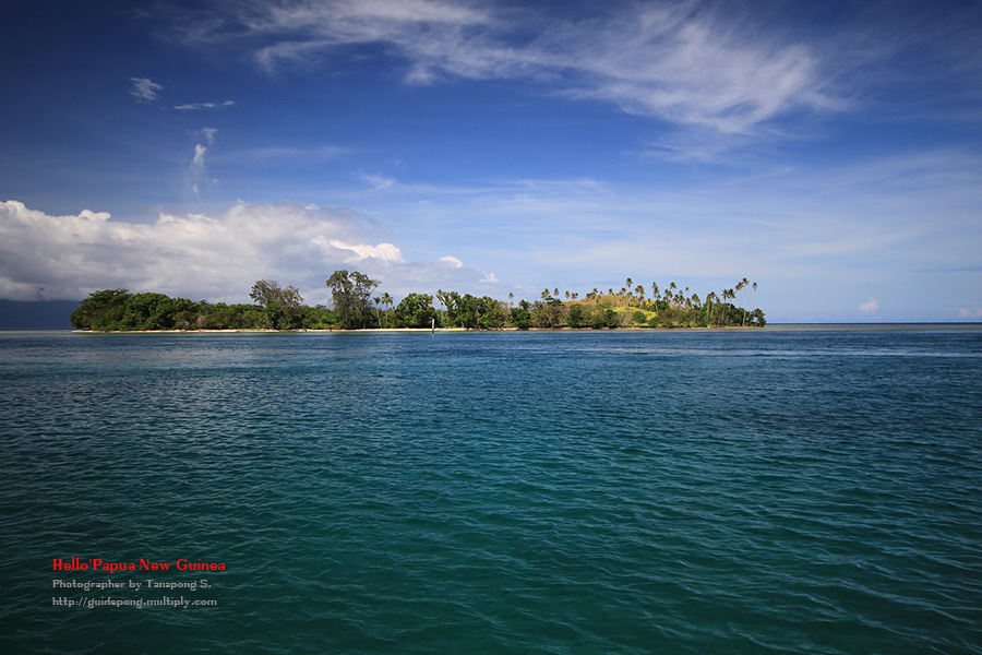 ชายหาดของแผ่นดินประเทศนี้จะเป็นหาดทรายสีดำปนกรวดสีดำสาเหตุเกิดจากราวาภูเขาไฟ แต่บนเกาะต่างจะเป็นหาดท