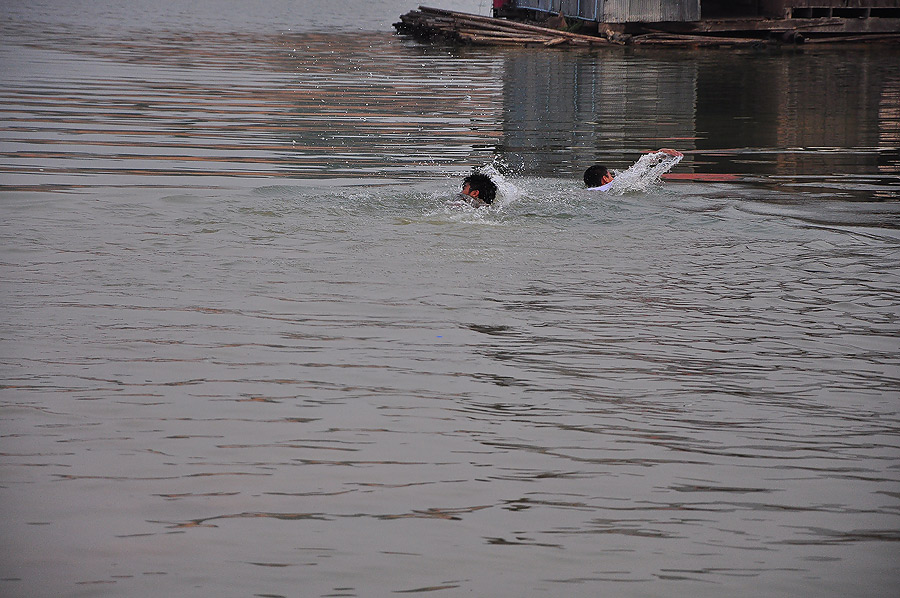 พี่กับน้องใครว่ายน้ำเร็วกว่ากันเนี่ย :laughing: :laughing: :laughing: