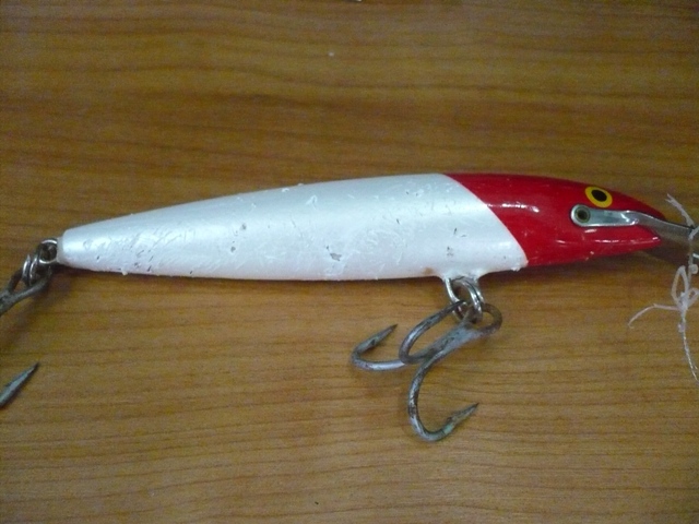 RAPALA MAGNUM CD 14 ขาวหัวแดง  สภาพบาดเจ็บแต่ไม่