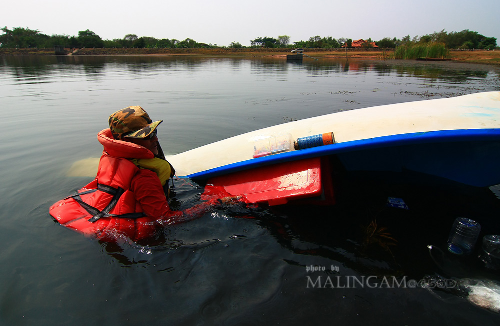 โชคดีครับ  ที่เรือลอย  น่าจะเป็นจาก กระติกนี่ ด้วย ที่ลอยอยู่ ด้านใน