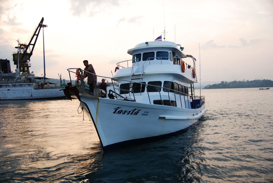 กลับมาถึงท่าตอน 17.30 น. ที่โน่นใกล้มืดแล้ว สำหรับเรือตกปลาท้องถิ่นที่ Port Blair ให้ตกปลาได้แต่เฉพา