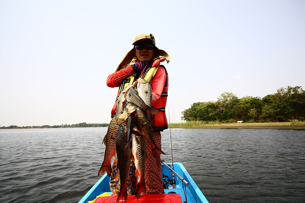 พอกินข้าวเสร็จน้าหมอก็โทรมาหาว่า อยู่ที่ท่าเรือแล้วให้มาช่วยลากเรือหน่อยเนื่องจากเรือน้าหมอไม่มีเครื