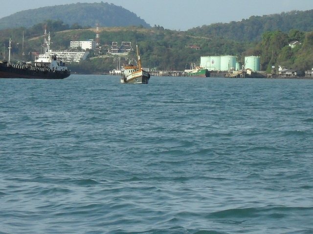 ออกจากท่าเรือในเมืองภูเก็ต 7 โมงเช้าวันที่ 23 มีนาคม 2553 มุ่งไปทางตะวันตกเฉียงใต้ของเกาะราชา