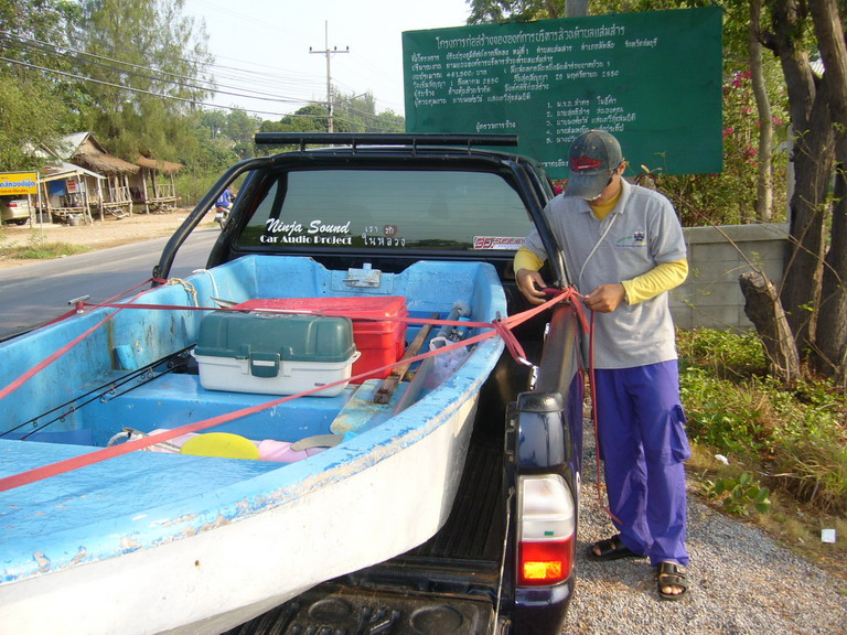 มาถึงชายหาดก็เตรียมเอาเรือลงกันทั