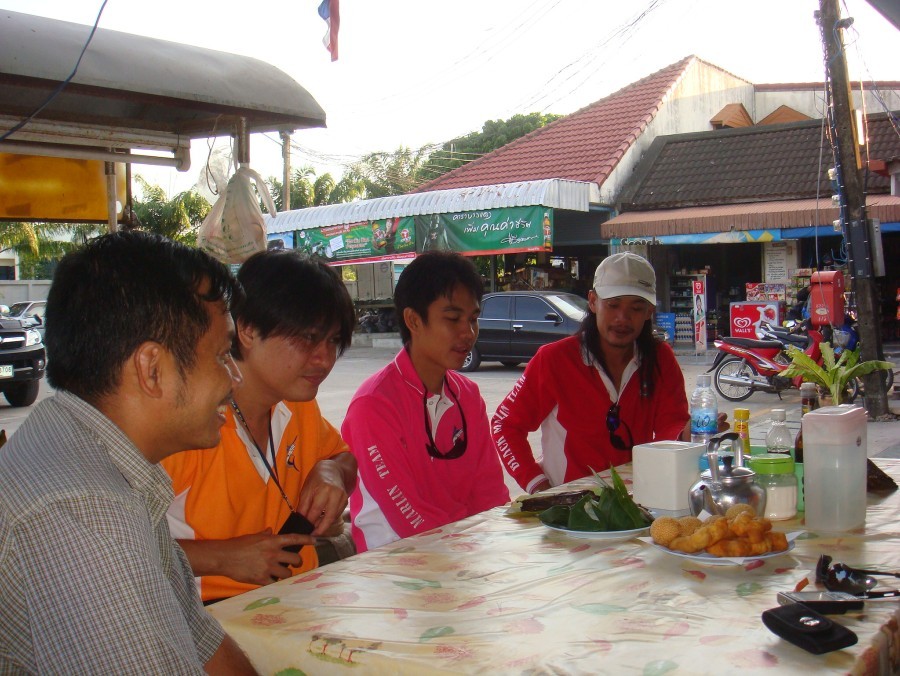 เจ็ดโมงครึ่งเติมพลังที่ร้านประจำ ก่อนลงเรือ