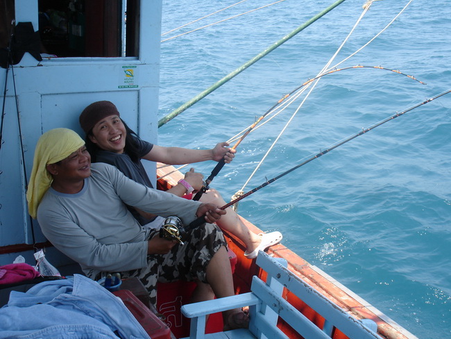 หลังจาก ปลาของป๋าฉลอง มุดเข้าใต้ท้องเรือ และขาดเป็นที่เรียบร้อยแล้ว...

ก็มาแอ็คชั่น ถ่ายคู่กะน้าบ