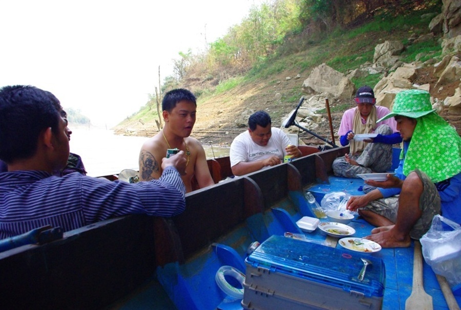  [b]บรรยากาศอาหารกลางวันบนเรือ ถึงแม้จะเป็นแค่ข้าวมันไก่และข้าวแกงบ้านๆ แต่มันช่างอร่อยจริงๆ ครับ เร