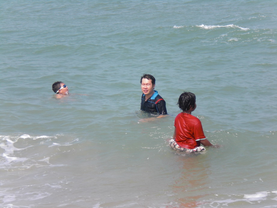 นานแล้ว  ไม่ได้เล่นน้ำทะเลชายหาด  วันนี้  จัดไปครับ   :laughing: :laughing: :laughing:
ก็ลงไปดูแลเด