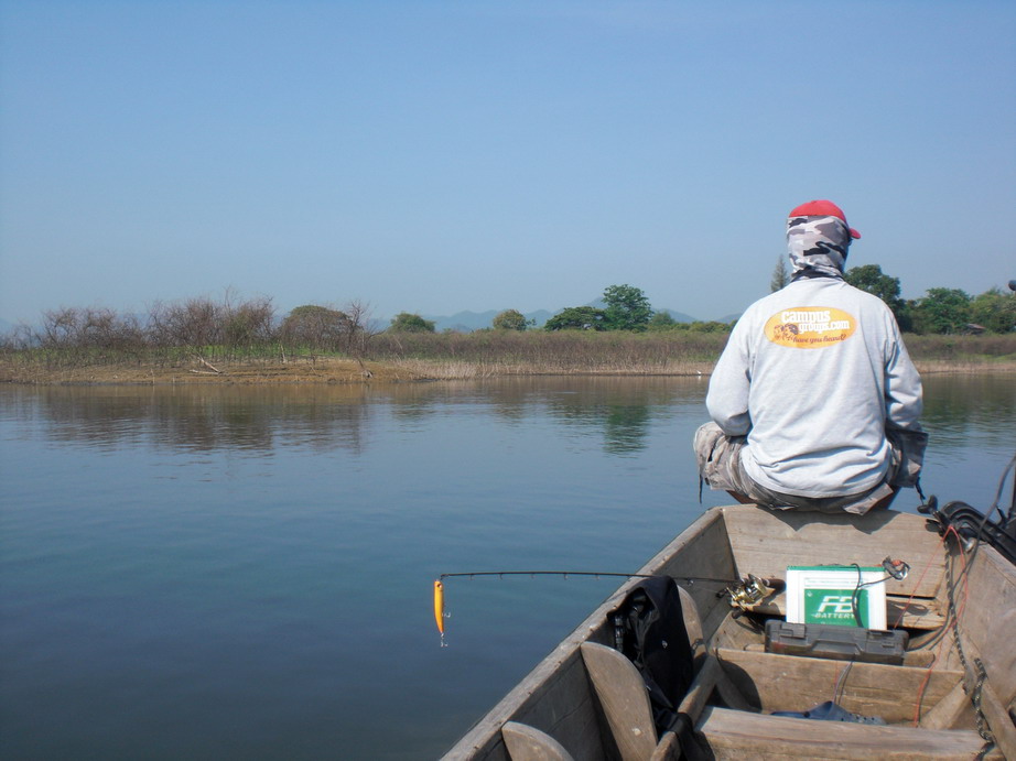 ล่องเรือลอยอยู่ตรงหมายที่น้าๆ ตกกั