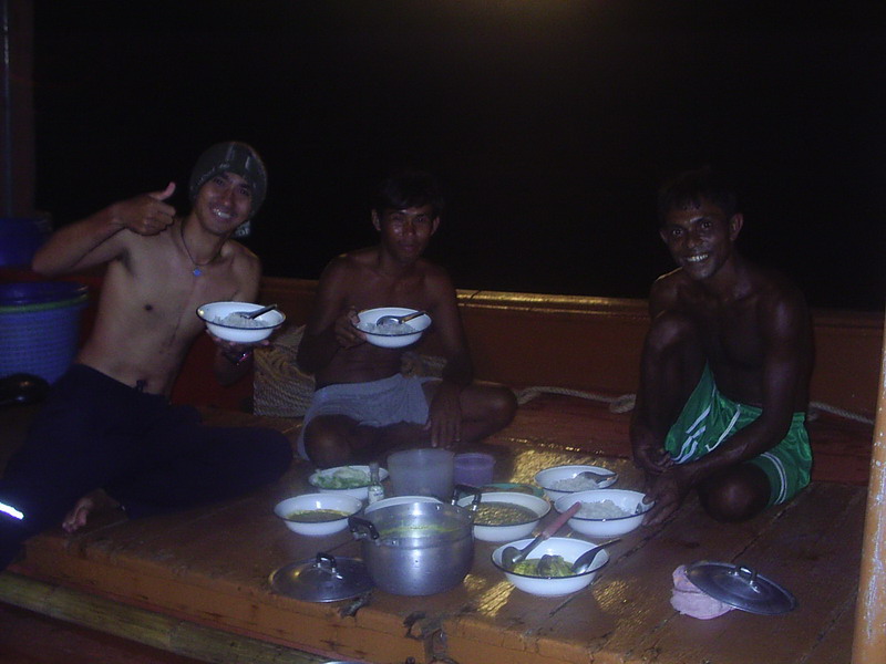 พอหัวค่ำก็กินข้าวกันบนเรือก่อนฝีมือนายกะลาพม่าครับบบบบ :grin: