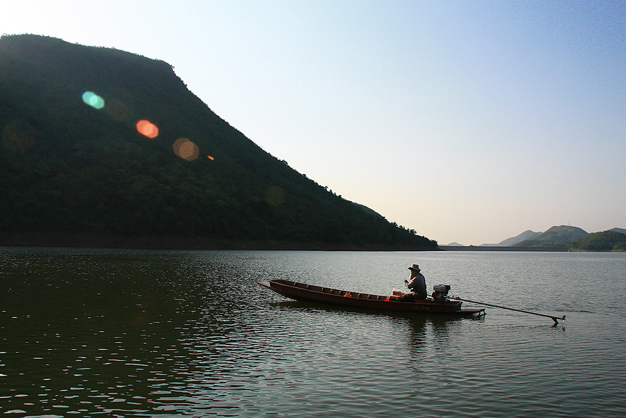 น้าเอ พายเรือขนาบข้างไปด้วย.....ยังสงสัยอยู่แต่ลืมถาม...
ถ้าพายเรือตามมาแบบนี้ ตีบนเรือกันซะเลยดีมะ