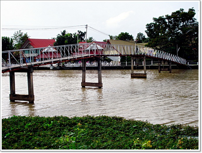 สะพานข้ามคลองไปสู่..รีสอร์ต ลำปำ   

ผมมองว่า...การเดินทางท่องเที่ยว เยี่ยมเยือนธรรมชาติ...ฝากรอยย