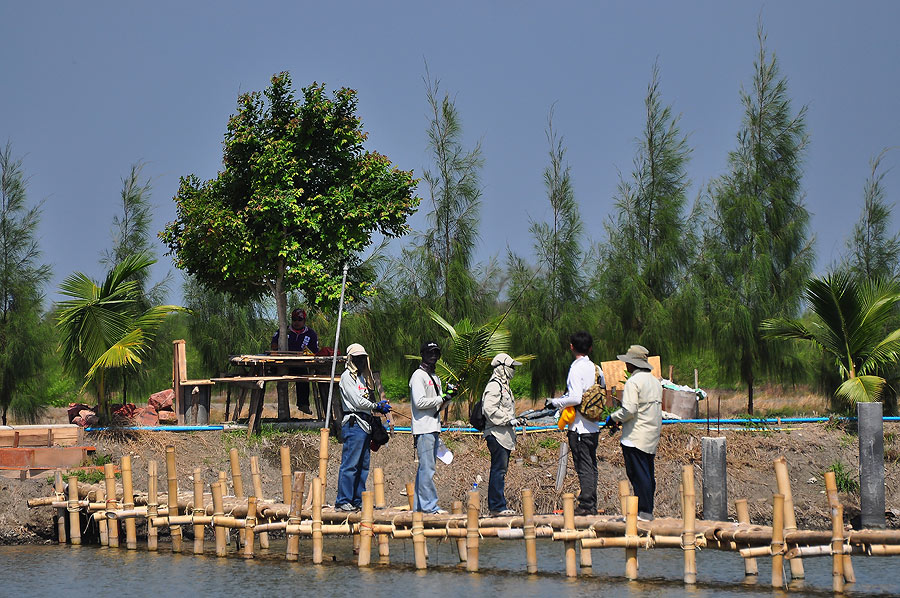 หัวสะพานฝั่งโน้น ไม่ใช่ใครที่ไหน ชุดของป้าหญิงร้านขนมนั่นเอง :grin: :grin: :grin: