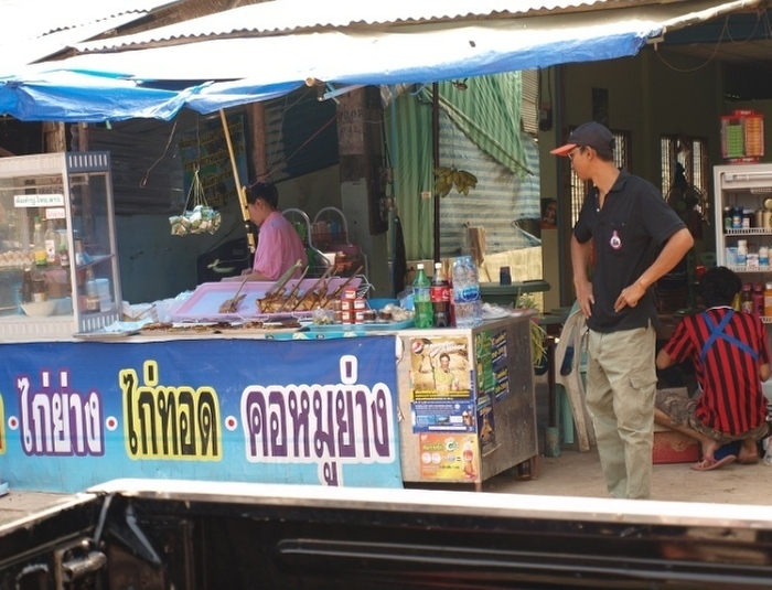  [b]และที่ขาดเสียมิได้...ข้าวเหนี่ยว ไก่ย่าง...อาหารสุดอร่อยขอชาวอีสาน...แซบหลายเด้อ..[/b]