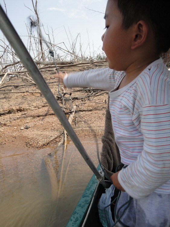 ของเล่นวันนี้ครับ น้องเคนคงเห็นตอนที่ผมใช้ ตัวRescue เก็บเหยื่อของเคน ที่ติดใต้น้ำ แล้วเคนก็ไปหยิบมั