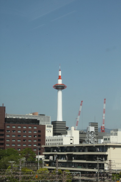ถึงแล้วเมืองเกียวโต สัญญลักษ์ที่เด่นชัดนั่นก็คือ หอคอยเกียวโต ที่อยู่ติดกับสถานีรถไฟ