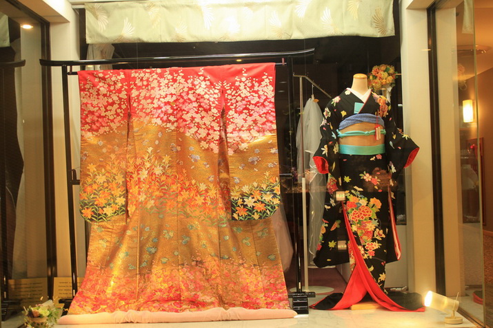 มีตู้โชว์ชุด กิโมโน ที่เกอิชาสวมตอนทำงานให้ดูด้วย เพราะที่เกียวโตนี่มีร้านเกอิชาที่ขึ้นชื่อมาก (แต่ก