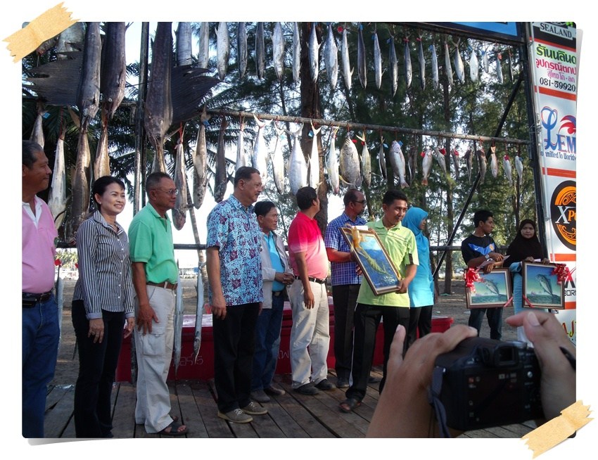   รางวัลชนะเลิศปลาตะคองเหลือง    น้ำหนัก 5.70 กก.

  คุณมะอูเซ็ง  เบญดาโอะ   ทีม ชมรมตกปลาปัตตานี 