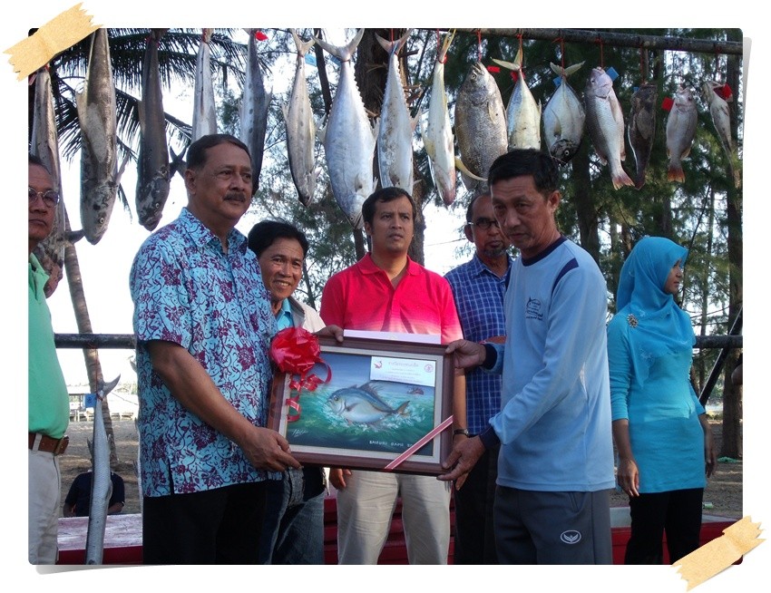   รางวัลรองชนะเลิศปลาโฉมงาม    น้ำหนัก 6.70 กก.

  คุณศักดิ์ศิลป์  ประศาสน์ศิลป์   ทีมตะลุบัน