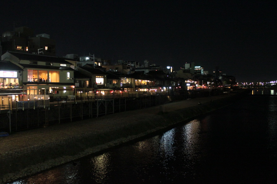 และแล้วก็มาถึงสถานที่ท่องเที่ยวกลางคืนที่เรียกกันว่า กิอง แต่ก็พลาดกับการถ่ายรูป เกอิชาขณะเดินทางมาท