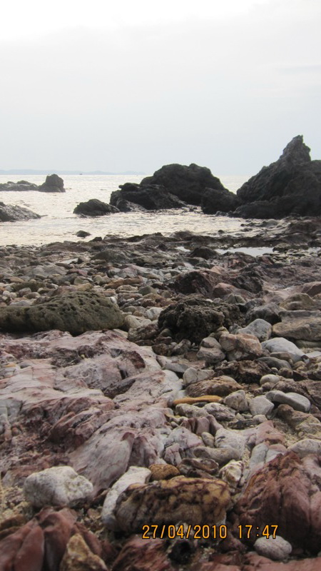 หินที่ชายหาดสีสวยดีครับ
