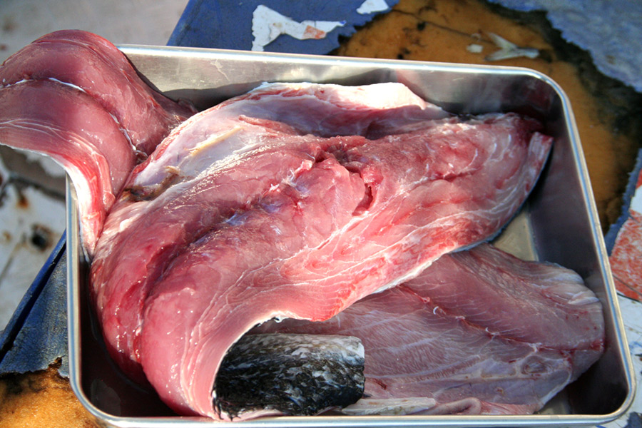 เนื้อเป็นเนื้อ แยกส่วนเอาไว้ต่างหาก ..ปลาแดงเขี้ยวลวกเป็นคำตอบสุดท้ายที่.. ลงตัว เหมาะสำหรับกินเล่นเ