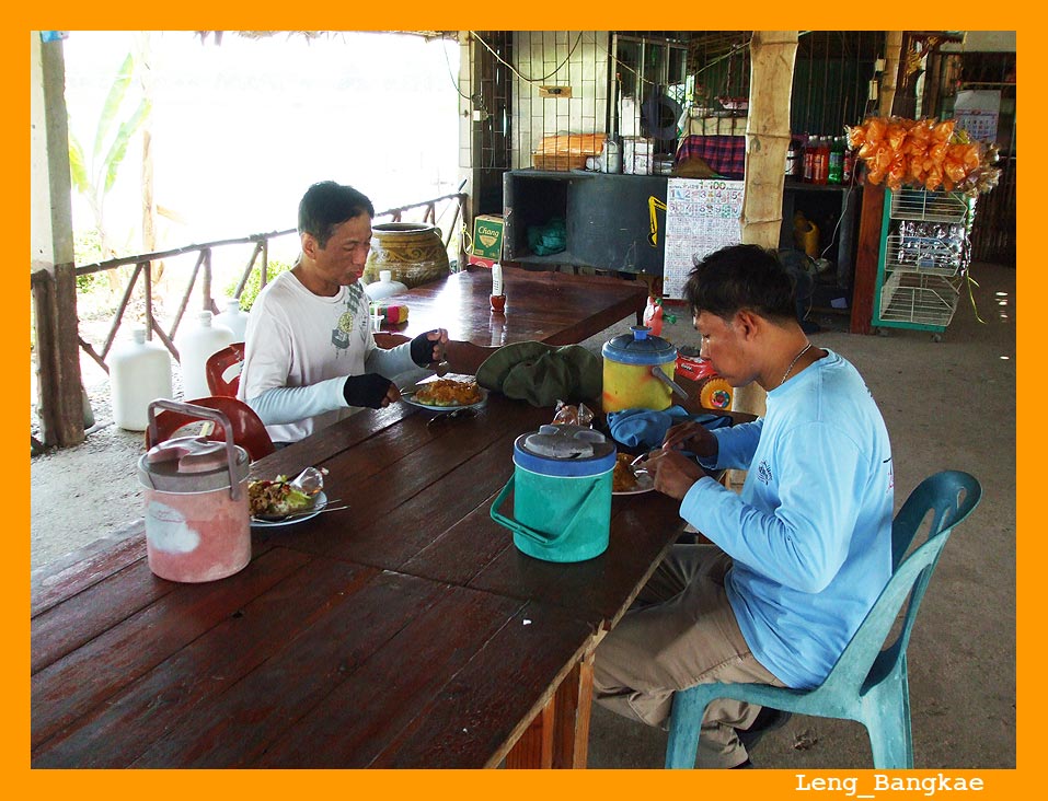 หิวแล้ว..... หม่ำข้าวกันดีกว่า :umh:   ....มื้อนี้ น้าต้อย เลี้ยงครับ ....ขอบคุณนะครับน้าต้อย  :love