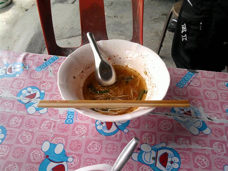 ขับรถออกมาระหว่างทางเจอร้านก๋วยเตียวพอดีเอ้าแวะก่อนเลยดีกว่าสรุปก๋วยเตี๋ยวก็เป็นอย่างที่เห็นแม้แต่น้