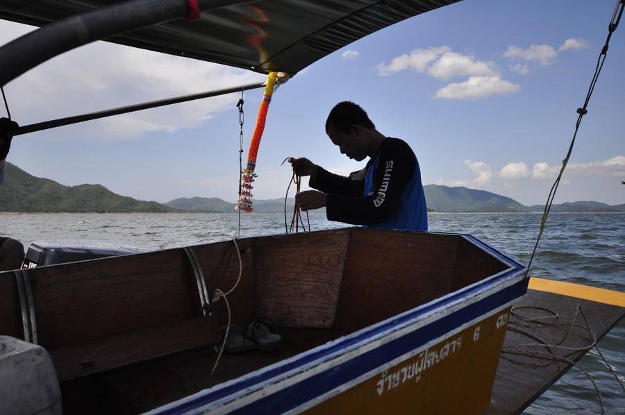 ตอนนี้เรือสีขาวจมลงไปแล้วค่ะ  จุดนี้นำ้ลึกประมาน25เมตร  วัดจากซาวเดอร์เรือพี่สักค่ะ :ohh: :ohh: