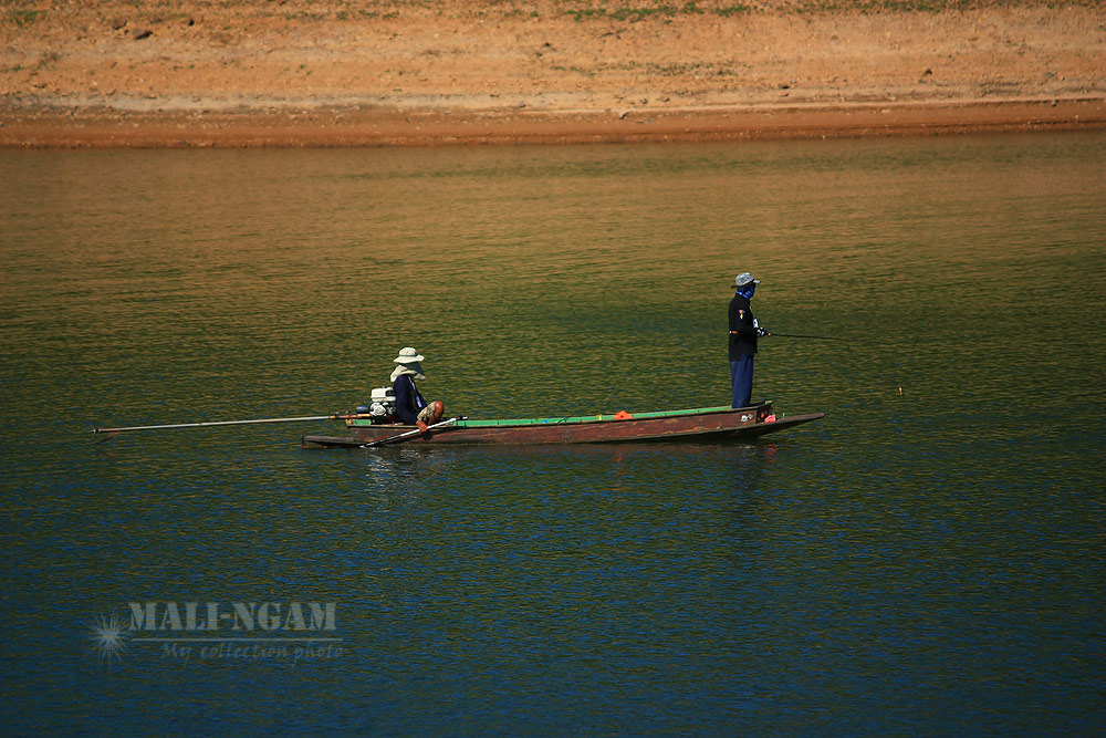 ตรงแถว สะพานแขวน...ผมลงเดินเล่นริมฝั่ง ปล่อย ป๋าเหน๊าะ ตีปลาจิบบนเรือคนเดียว