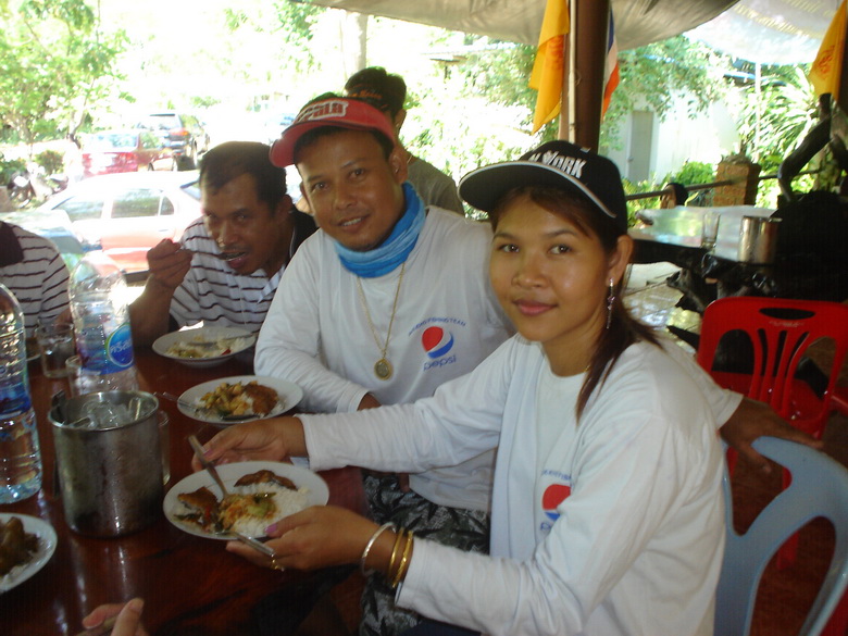 เจ้าของเรือไก่ชนครับ   จอดใกล้หินก็บ่น  ขับเร็วก็ว่า  เข้าเกียร์ดัง ก็มองหน้าอีก   :tongue: :cheer:
