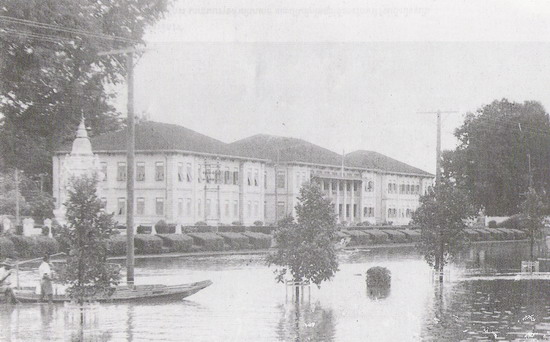 6  ตุลาคม  2485  กะซวงคมนาคม
อยู่ข้างอนุสาวรีย์ทหารอาสา  สนามหลวง  ตึกนี้ถูกรื้อไปแล้วเพื่อสร้างโรง