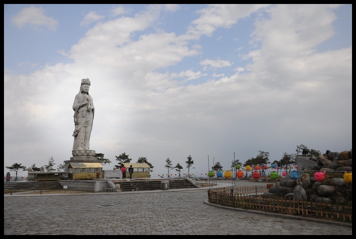 เมือ่ขึ้นมาถึงด้านบนก็จะพบพระโพธิสัตย์กวนอิม ปางประทานพรองค์ใหญ่มากยืนเด่นเป็นสง่าอยู่ครับ :smile: