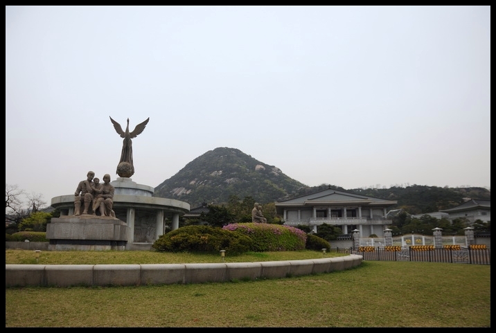 ด้านหลังของอนุสาวรีย์นกฟินิกซ์ก็คือ Blue House หรือบ้านของประธานาธิปดีเกาหลีใต้ครับ :smile: