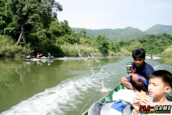 ..เรือไม้ลำน้อยที่ถูกออกแบบให้มีสมรรถนะสูงสุดในแก่งน้ำไหล 

