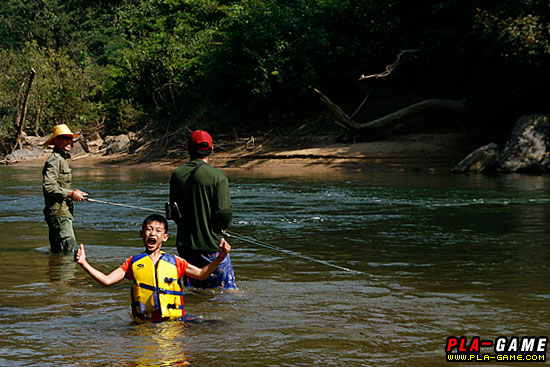 ทิวากาลลาลับขอบฟ้าไปพร้อมกับลำแสงสุดท้ายของดวงสุริยันต์ จันทราโคจรขึ้นฟ้าเข้ามาแทนที่ ผ้าไหมสีดำห่มฟ