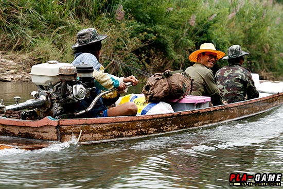 พี่ทิดค่อยๆย่องลากหัวเรือไปในทิศทางที่ต้องการ แกเกร็งตัวทั้งตัวเพื่อต่อสู้กับความเชี่ยวกรากของกระแสน