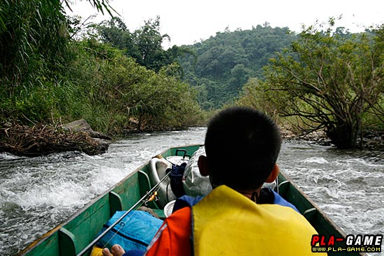 และแล้ว ความมันส์ก็บังเกิด ท้องเรือช่วงกลางติดหินโสโครเข้าอย่างจัง จะด้วยน้ำหนักของผม หรือผิดร่องน้ำ