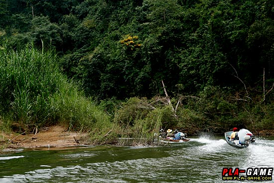 ผมนอนหนุนของเอาขาพาดกราบเรือจุดบุหรี่สูบ จิบเหล้าสบายใจ อย่างเกียจคร้านจะตกปลา 
ตัวเดียวก็เกินพอสำห