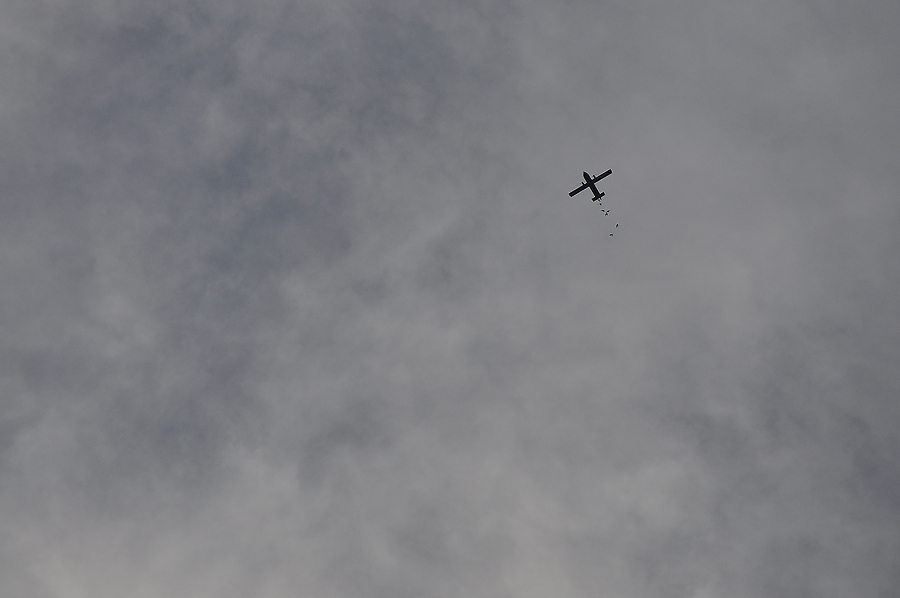 มาแล้วครับเครื่องบินที่ขนนักกระโดดร่มมา อยู่สูงที่ระดับ 10000 กว่าเองคร๊าบบบบ เลนส์ซูมได้แค่นี้เองอ่
