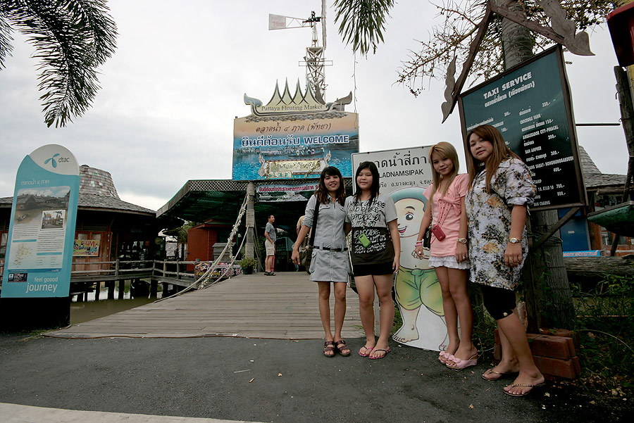  [b]  ถ่ายรูปตรงนี้  ให้รู้ว่ามาถึงที่นี่แล้ว

  หลานๆ กับแม่แอ๊ป และน้าหนึ่ง  กลมกลืนมั่กๆ[/b]

