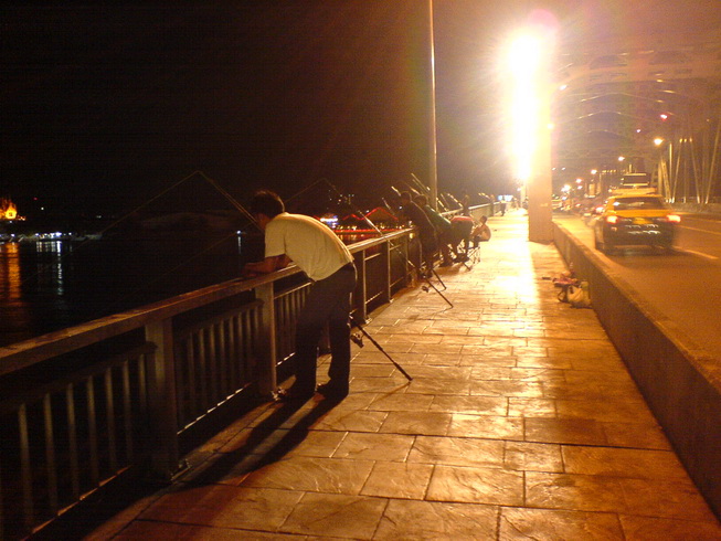ภาพนักตกปลาบนสะพานกรุงเทพยามค่ำคืน ครับ

ส่วนเจมส์ก็ยังรอตัวใต้น้ำต่อไป

 :laughing: :laughing: 